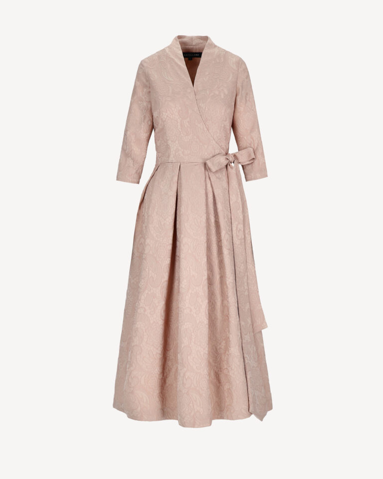 Elegancka sukienka maxi w kolorze pudrowego beżu z żakardowym wzorem, kopertowy dekolt, rękaw 3/4 i pasek w talii.