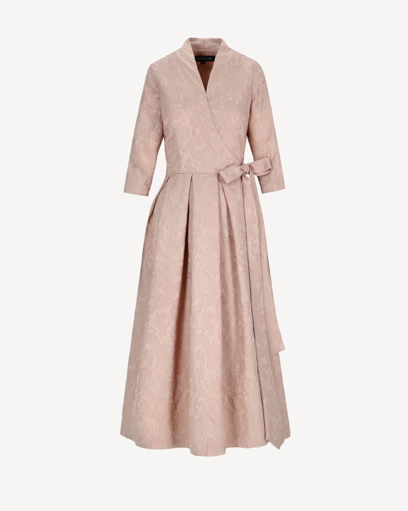 Elegancka sukienka maxi w kolorze pudrowego beżu z żakardowym wzorem, kopertowy dekolt, rękaw 3/4 i pasek w talii.