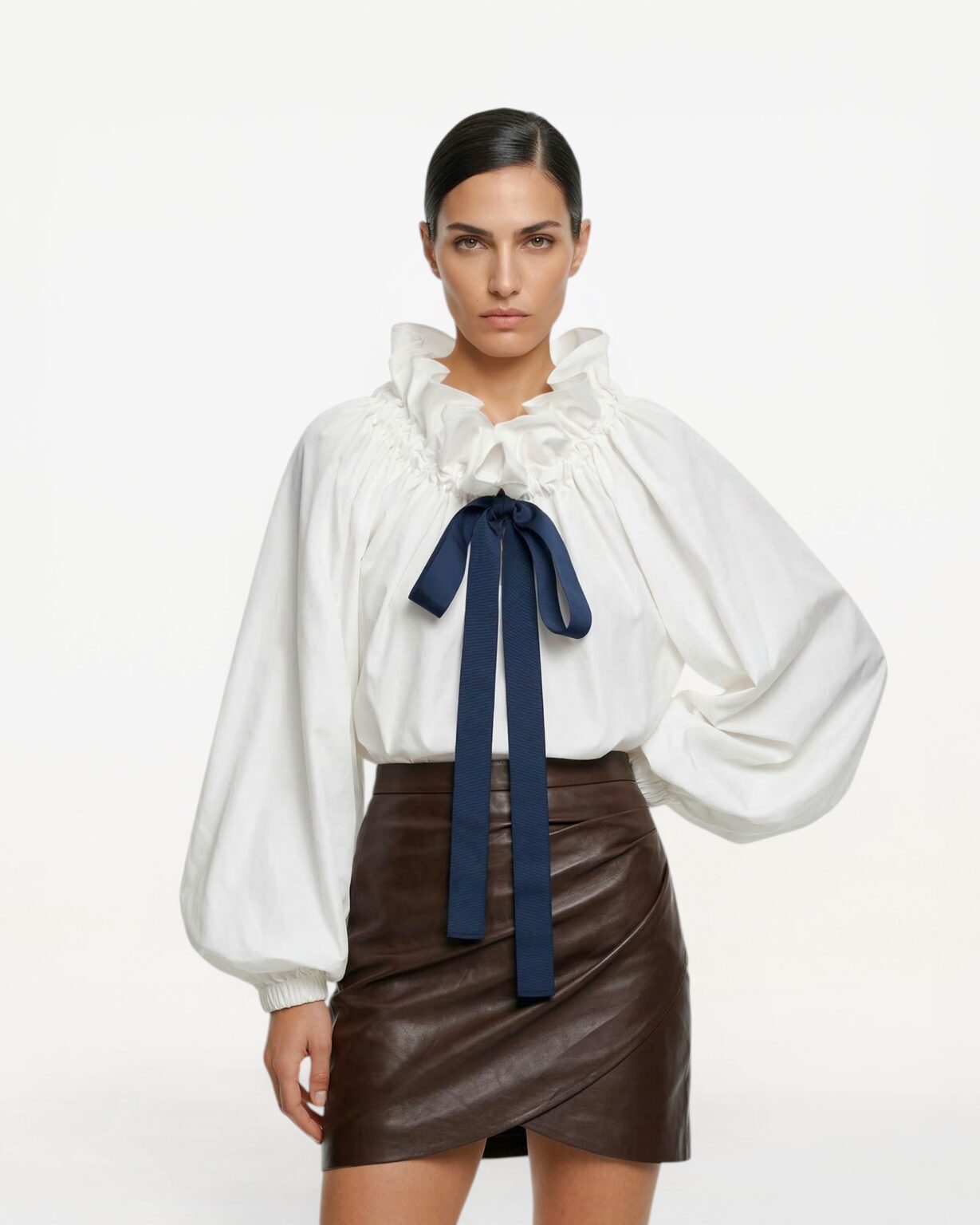 Bluzka damska z falbaną i wiązaniem biała