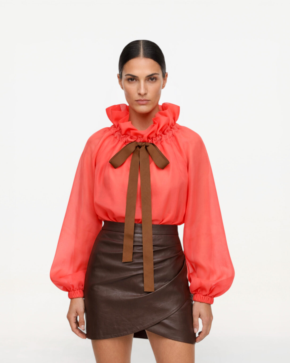 koralowa bluzka damska z falbaną przy szyi i wiązaniem kokardą