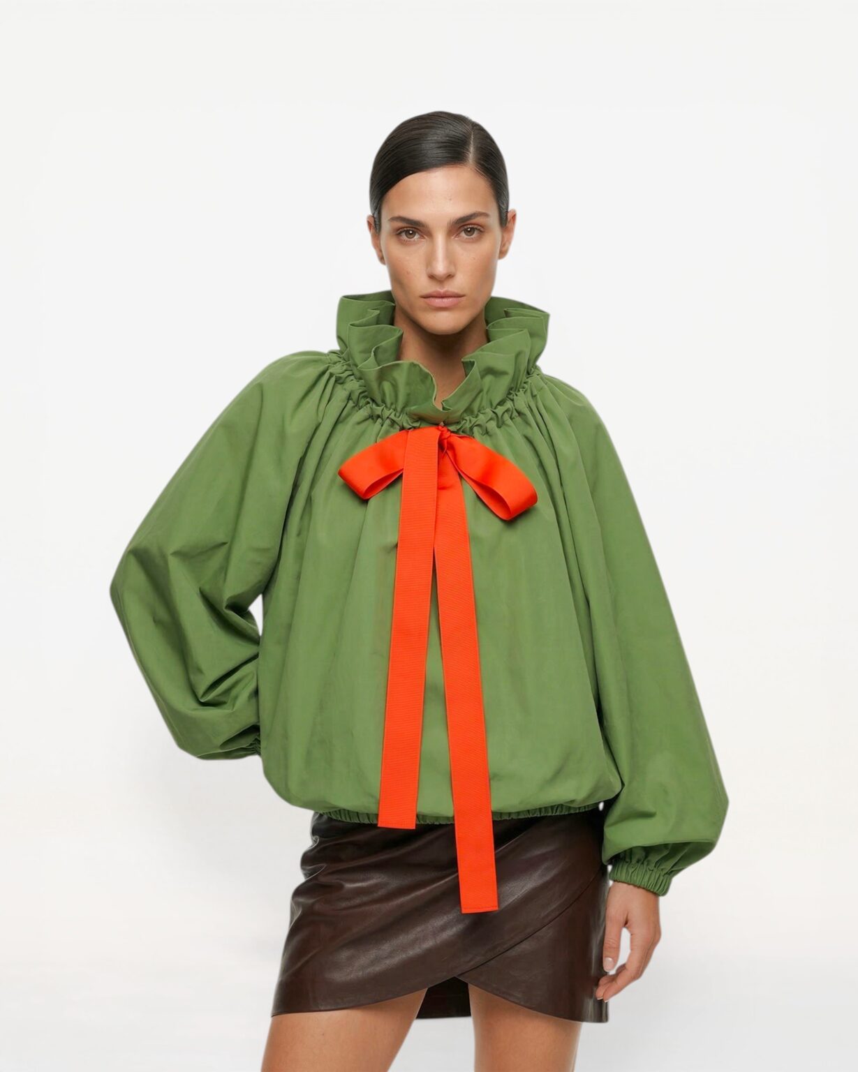 zielona bluzka damska oversize z falbaną przy szyi i kontrastową kokardą elegancki look