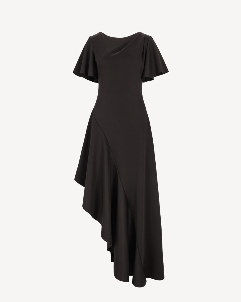 Czarna asymetryczna sukienka maxi z drapowanym dekoltem